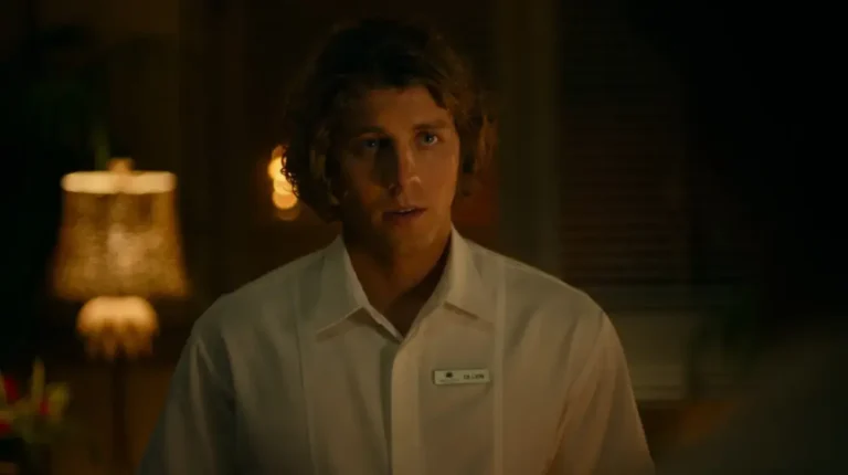 Lukas Gage em foto de divulgação do reboot de Prison Break no Hulu, onde interpreta o político Jackson