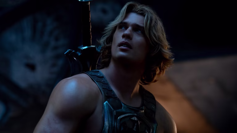 He-Man olhando para cima em cena dramática do filme Masters of the Universe 2026