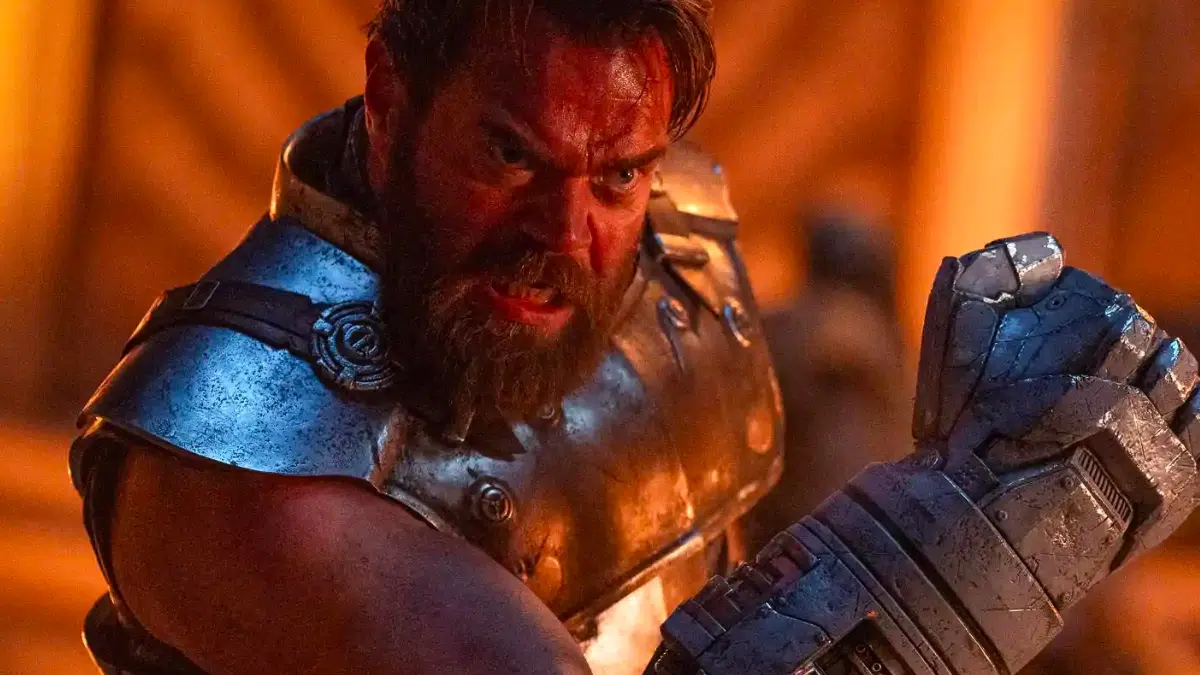 Ator Jóhannes Haukur Jóhannesson no papel de Fisto em Masters of the Universe 2026, personagem combatente corpo a corpo