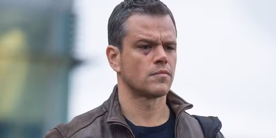 Jason Bourne (Matt Damon) com olho roxo e hematomas em cena da franquia Bourne