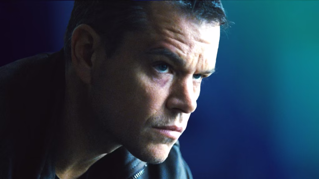 Matt Damon quer voltar como Jason Bourne, mas o maior obstáculo não é dinheiro Jason Bourne (Matt Damon) com expressão tensa em cena da franquia de espionagem da Universal Pictures