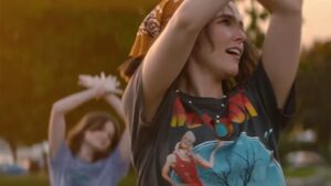 Você percebeu? Diretora revela detalhe oculto e arriscado no final de 'Mensagens para Isabelle' Jill dança em parque com Isabelle ao fundo em cena final de Mensagens para Isabelle