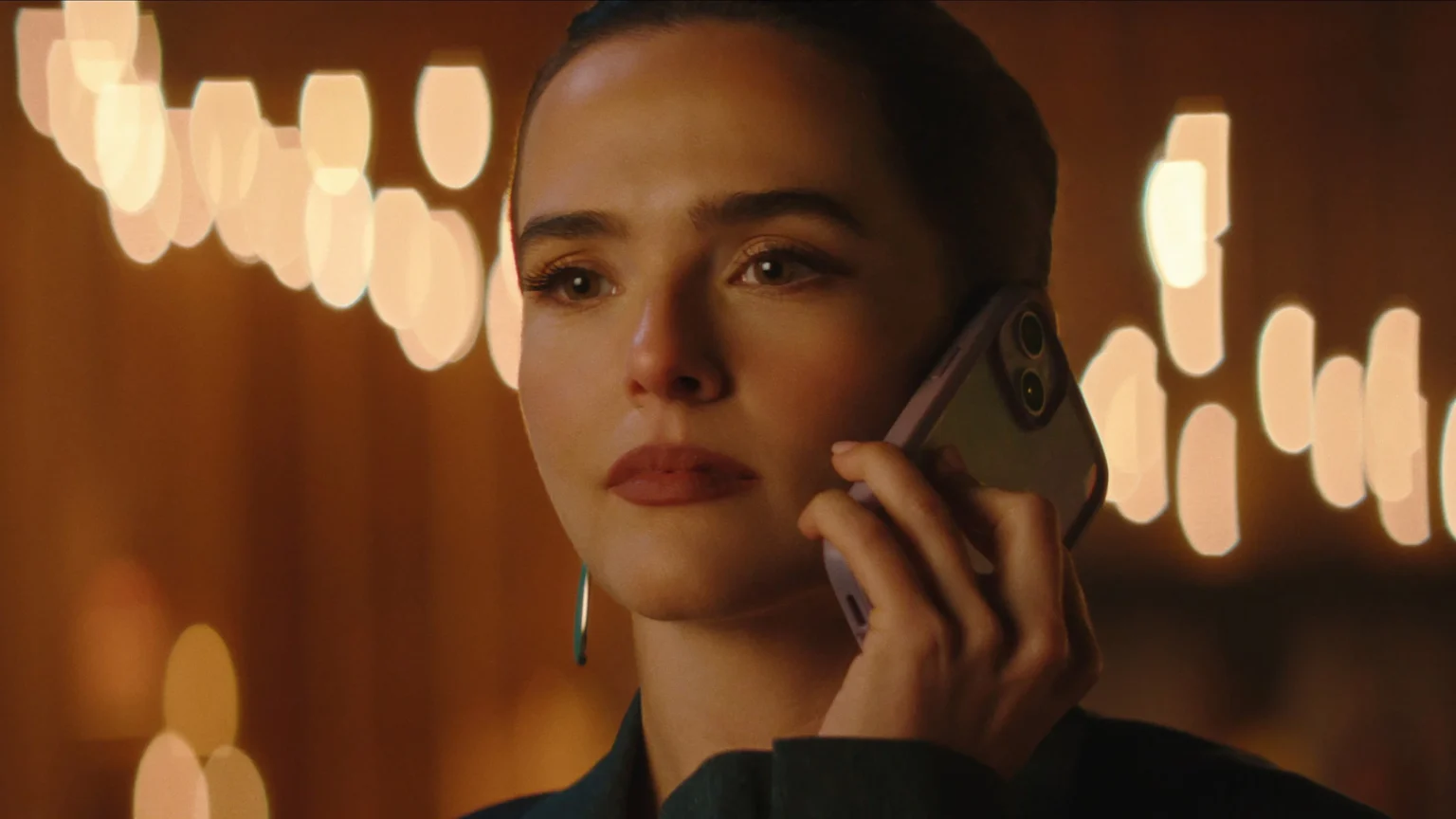 Mensagens Para Isabelle: o personagem de Nick Robinson é romântico ou manipulador? Zoey Deutch e Nick Robinson em Mensagens Para Isabelle Netflix