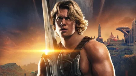 Mestres do Universo acumula US$ 86 milhões com orçamento de US$ 200 milhões e queda de 70% nas bilheterias Cena de ação de filme de fantasia com personagem em traje heroico