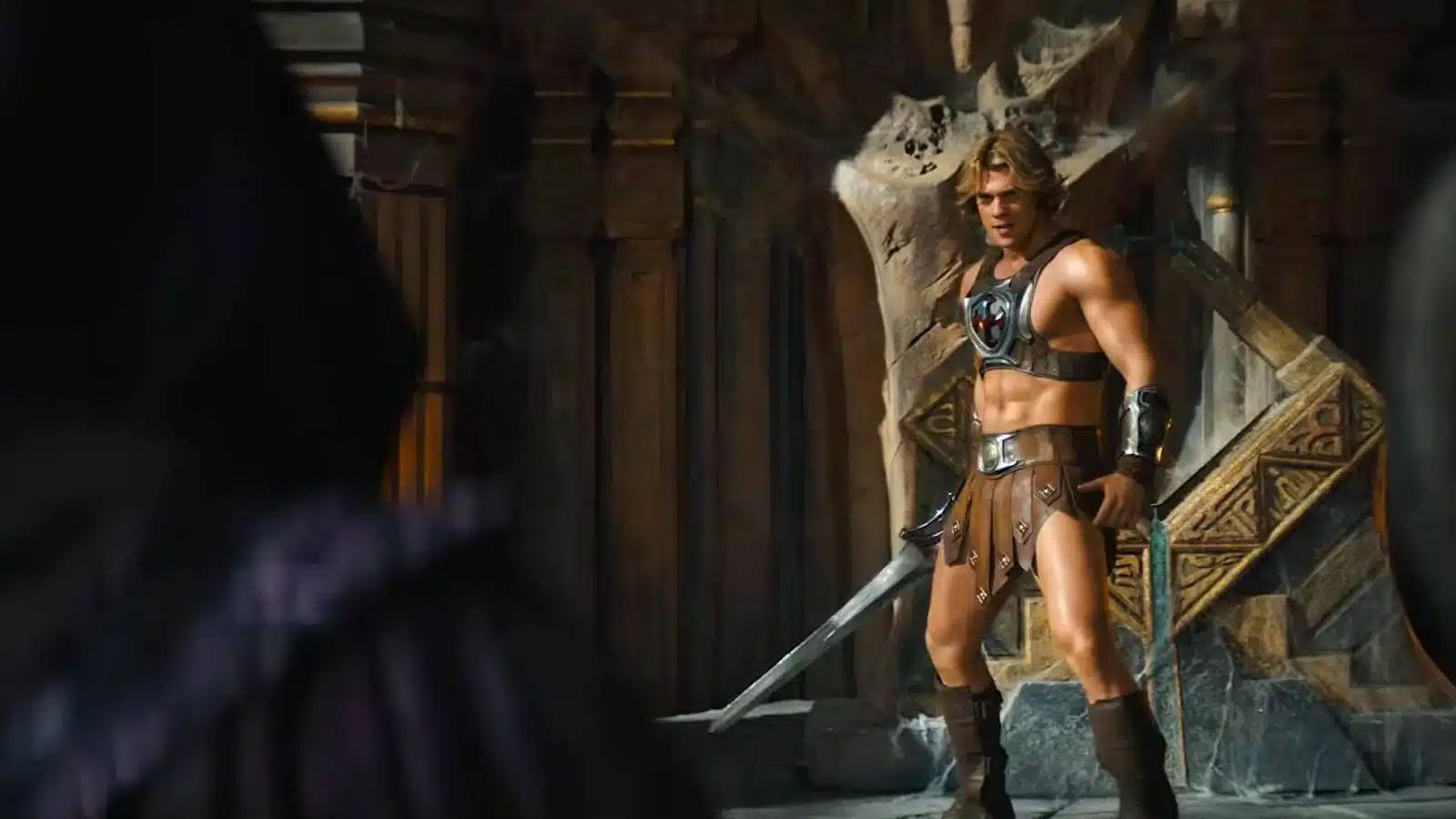 Nicholas Galitzine como He-Man em Mestres do Universo, filme que decepcionou na bilheteria com estreia de apenas 31 milhões