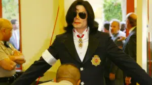 Documentário Michael Jackson: O Veredito disponível na Netflix com foco no julgamento de 2005