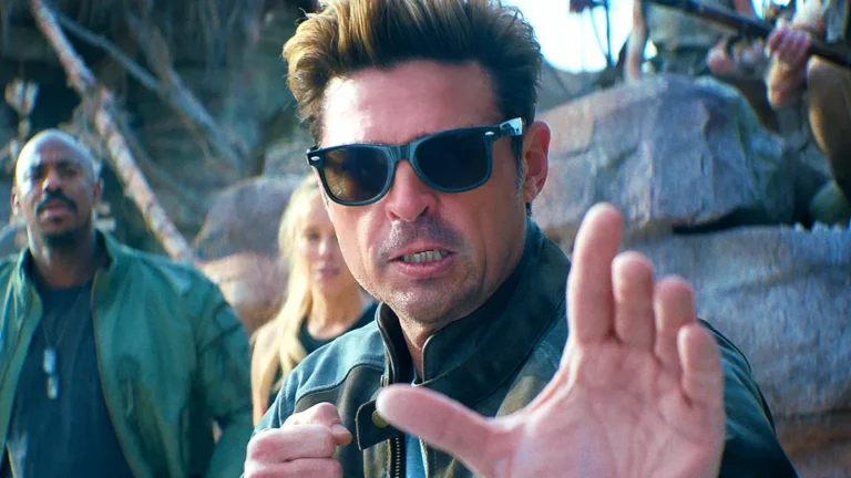 Mortal Kombat 2 sai dos cinemas e chega para você assistir em casa; saiba quando Karl Urban como Johnny Cage em cena de ação de Mortal Kombat 2