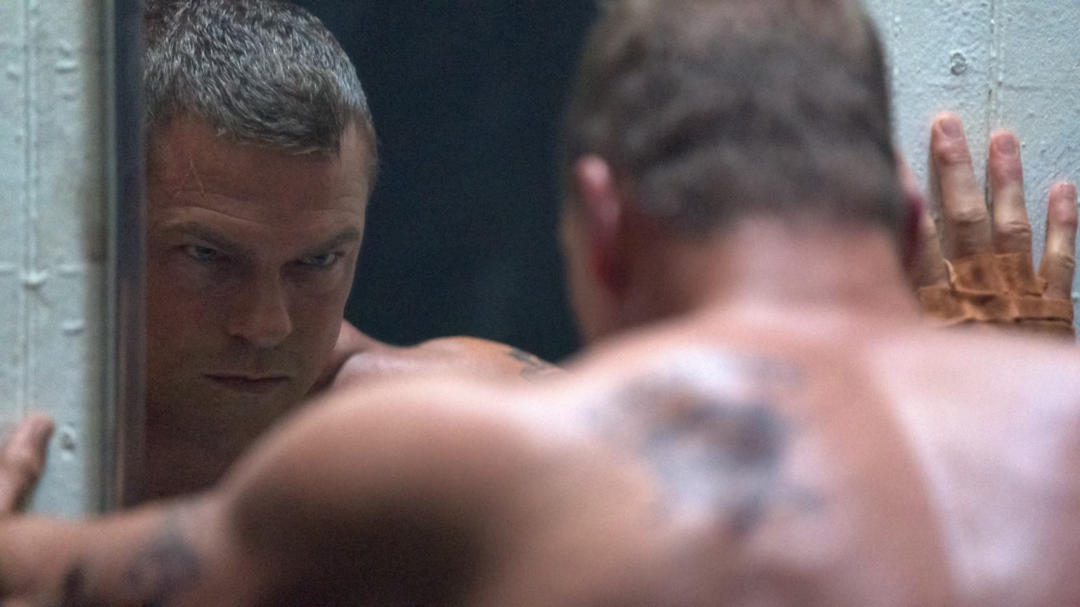 Alan Ritchson como John Miller sem camisa em Motor City