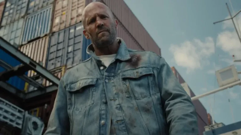 Jason Statham como Cole Reed no pôster oficial do filme Mutiny, sobre um cargueiro