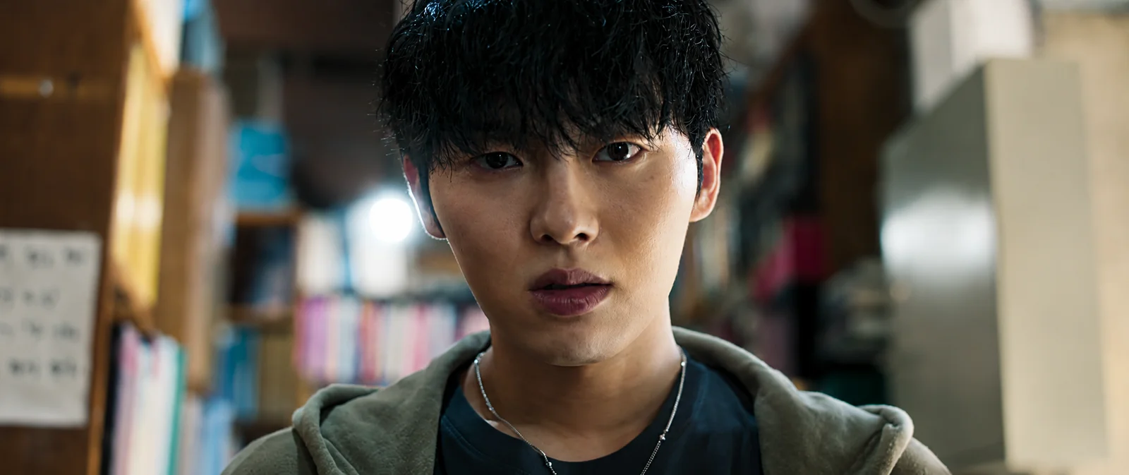 Lee Kang com sorriso enigmático no final de Notas da Última Fila