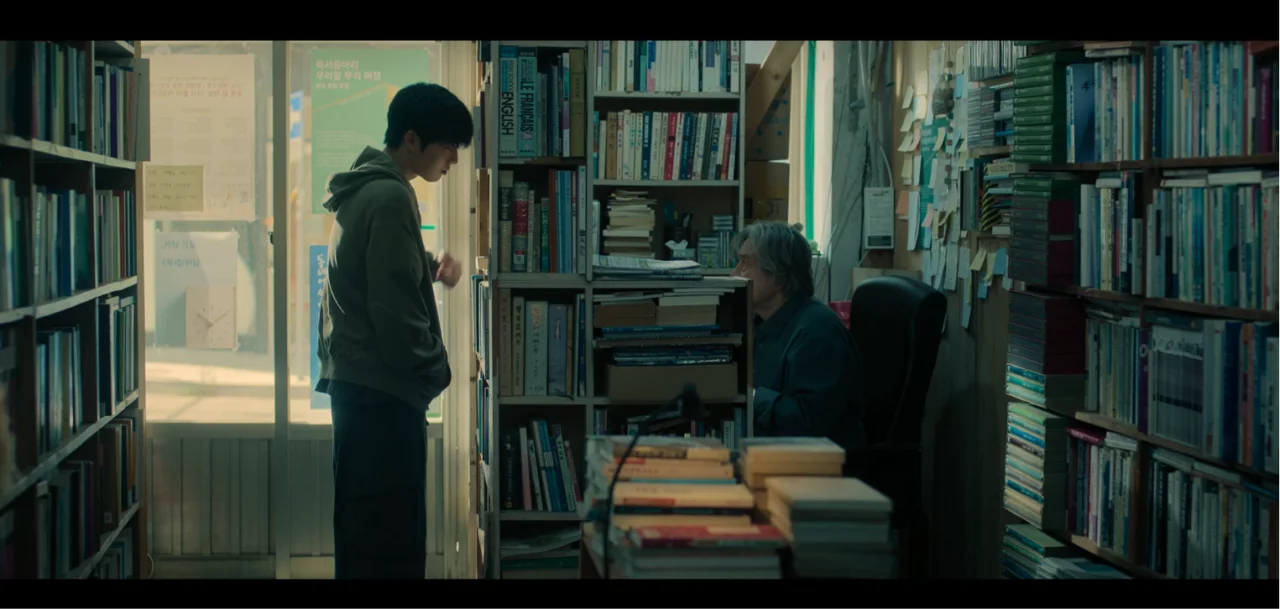 Confronto final entre Lee Kang e Mun-oh na biblioteca - Netflix