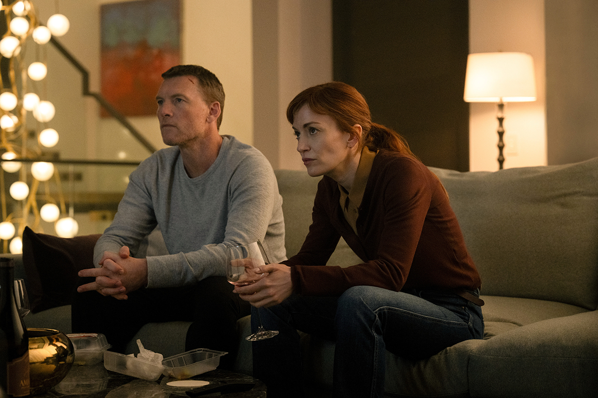 Sam Worthington e Britt Lower em cena da série Eu Vou Te Encontrar, episódio 2
