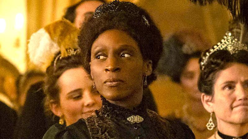 Sharon Duncan-Brewster como Moriarty sem máscara em Enola Holmes 3