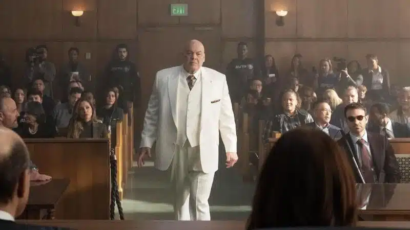 Kingpin em cena do tribunal em Demolidor: Renascido, final da 2ª temporada