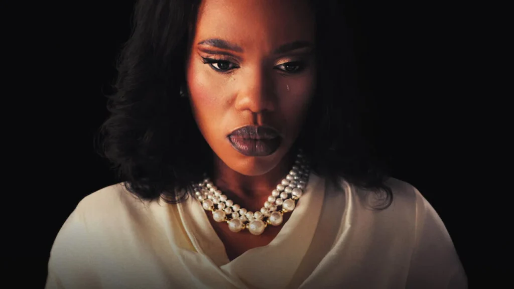 O Polígamo na Netflix: Joyce Gomora sempre foi o centro da história e o final prova isso Joyce Gomora, interpretada por Gugu Gumede, em cena promocional da série O Polígamo da Netflix
