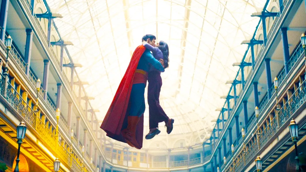 Superman e Lois Lane beijando flutuando no ar em Superman (2025