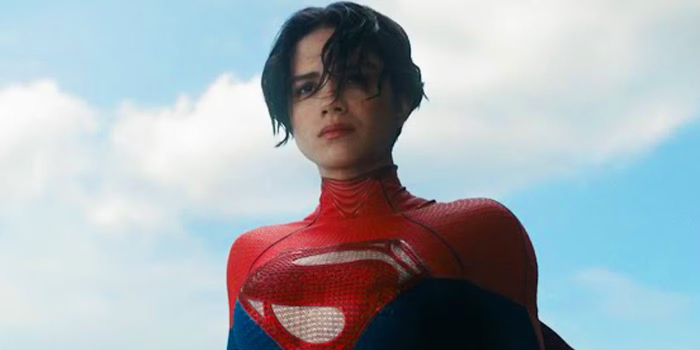 Supergirl em cena do reboot, série que teve roteiro completamente reescrito