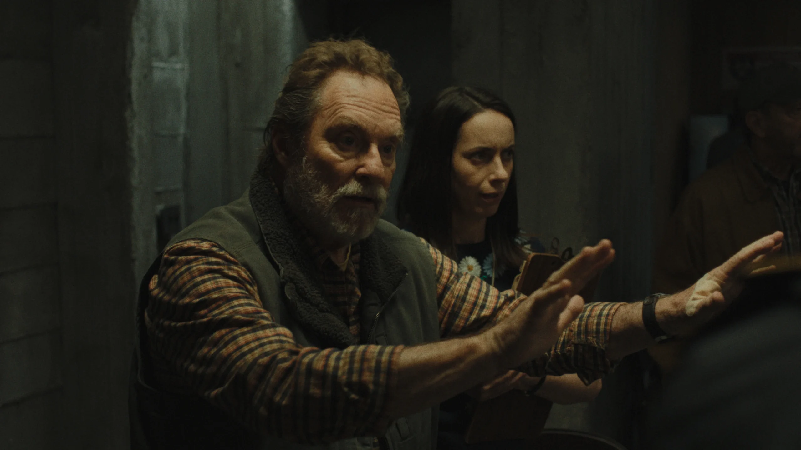 Evan, filho de Tom e Lauren, revelado como último descendente de Richard Warren em O Segredo de Widow's Bay