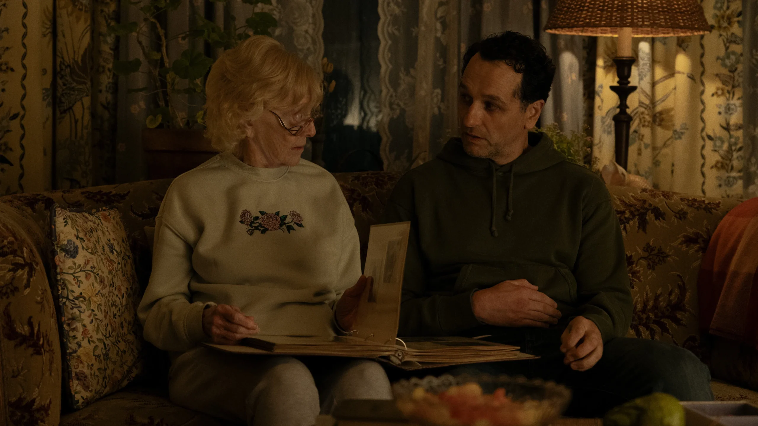 Tom Loftis entregando chá envenenado a Ruth em cena de O Segredo de Widow's Bay