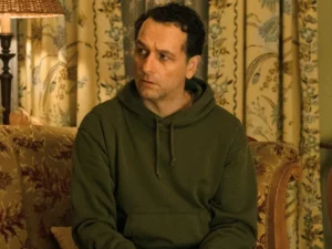 Tom Loftis, interpretado por Matthew Rhys, em cena da série O Segredo de Widow's Bay no Apple TV+