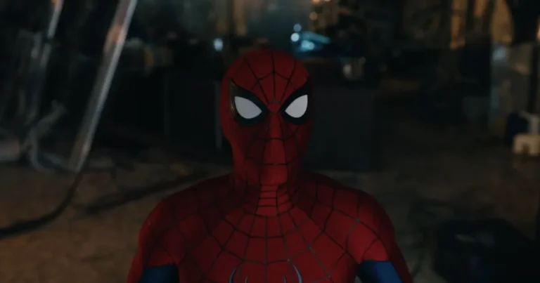 Tom Holland como Peter Parker em Homem-Aranha: Um Novo Dia, com expressão abatida e aparência deteriorada