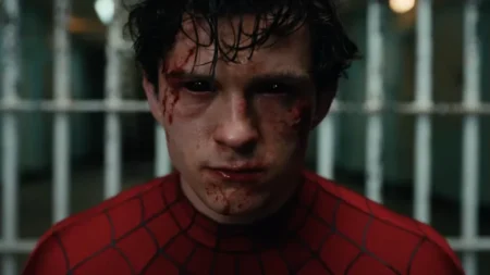 O trailer de Homem-Aranha: um Novo Dia mostra Peter Parker perdendo o controle e lutando contra o Hulk Homem-Aranha de Tom Holland em cena do trailer de Homem-Aranha: Um Novo Dia, com poderes fora de controle