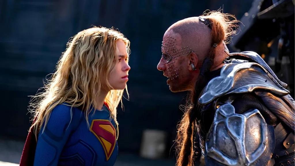 Milly Alcock como Kara Zor-El no filme Supergirl: Mulher do Amanhã, com traje da heroína em cenário espacial