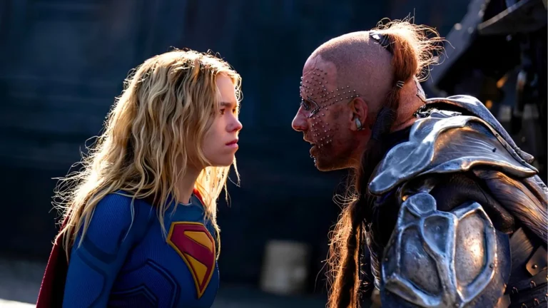 Milly Alcock como Kara Zor-El no filme Supergirl: Mulher do Amanhã, com traje da heroína em cenário espacial