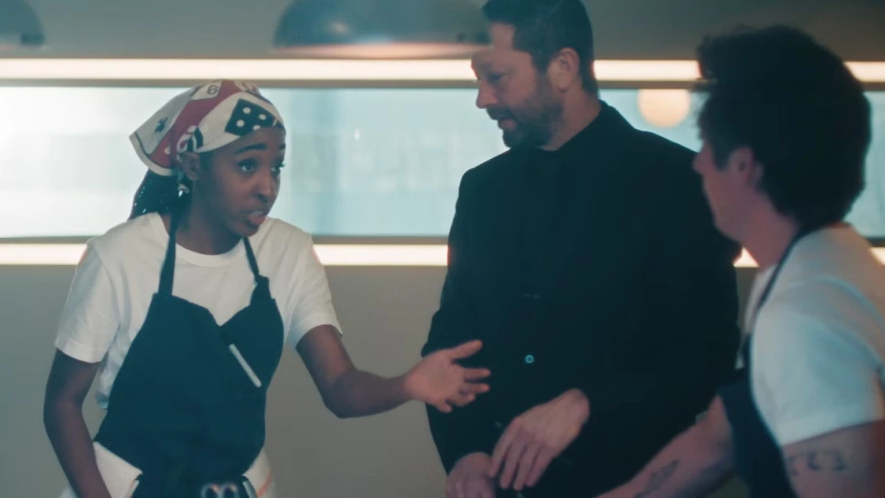Ayo Edebiri como Sydney em momento de crise na cozinha