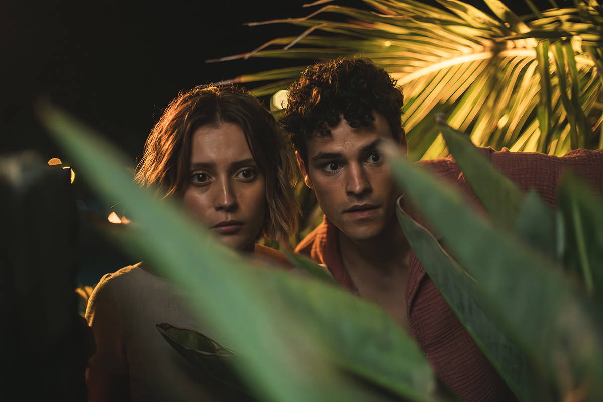 Ana Garcés como Helena e Tomy Aguilera como Dani no episódio 4 da série Oasis, da Netflix