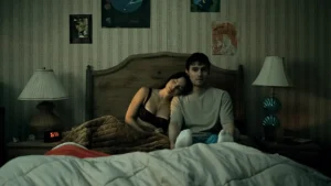 Obsessão chega ao streaming em 30 de junho com janela de 45 dias nos cinemas Bear em cena de tensão de Obsessão, filme de horror de Curry Barker na Focus Features