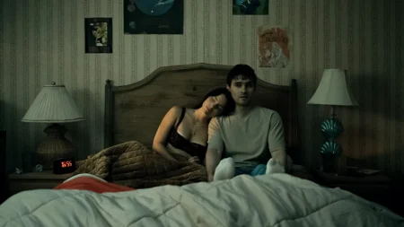 Bear em cena de tensão de Obsessão, filme de horror de Curry Barker na Focus Features