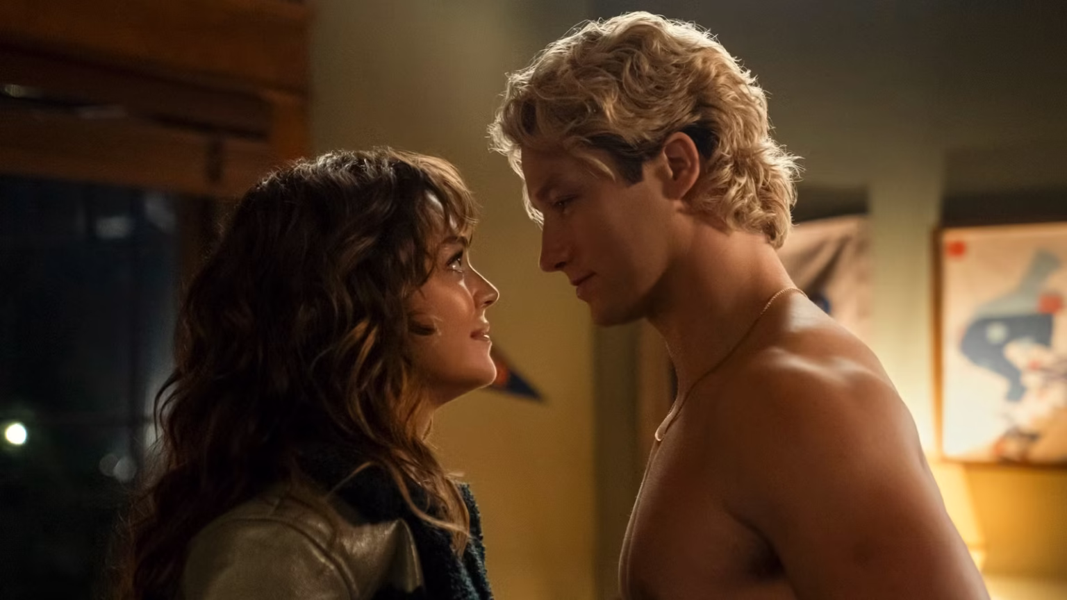 Allie Hayes e Dean Di Laurentis em cena de tensão romântica do episódio 6 de Off Campus