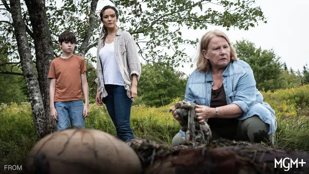 Personagens Tabitha e Jade em cena tensa do episódio 7 de Origem, série que revela segredos do passado dos personagens