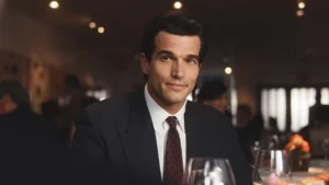 Paul Anthony Kelly como bilionário em O Segredo da Empregada