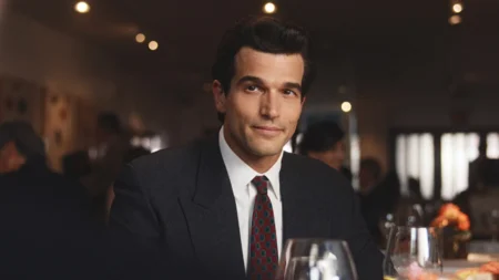 Paul Anthony Kelly como bilionário em O Segredo da Empregada