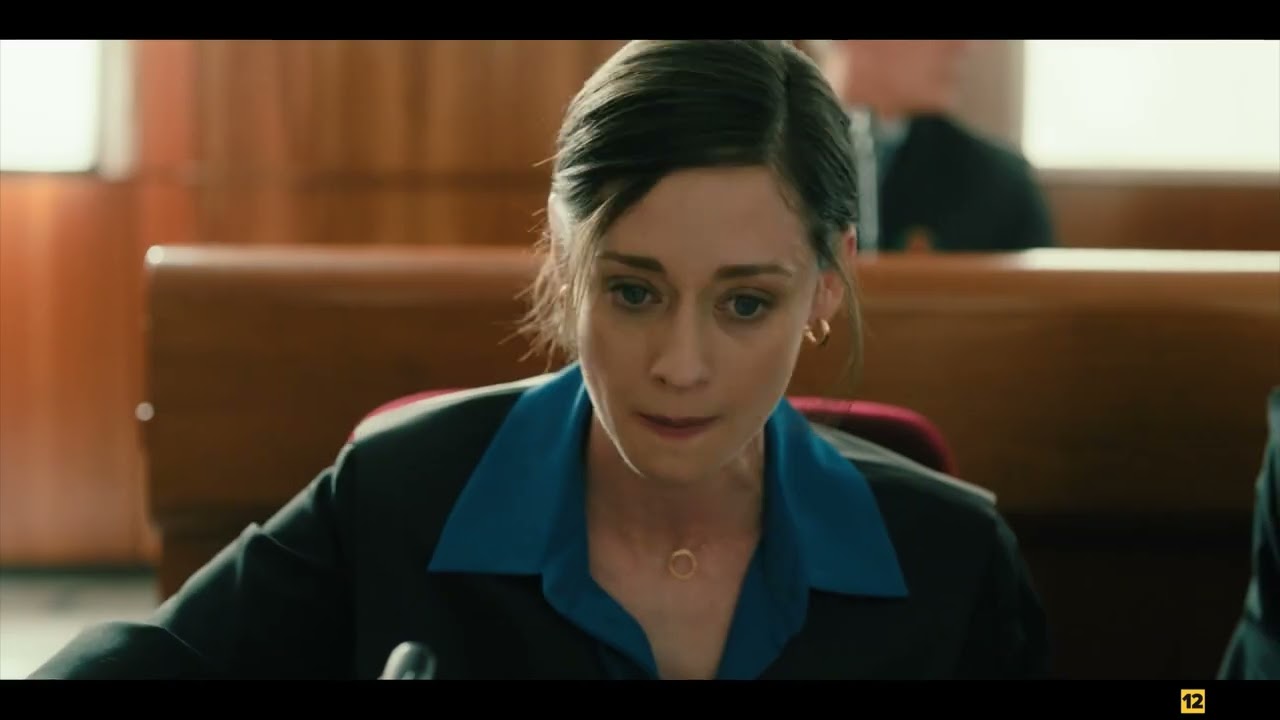 Cena do julgamento de Amanda Torres no drama jurídico Perdendo o Juízo