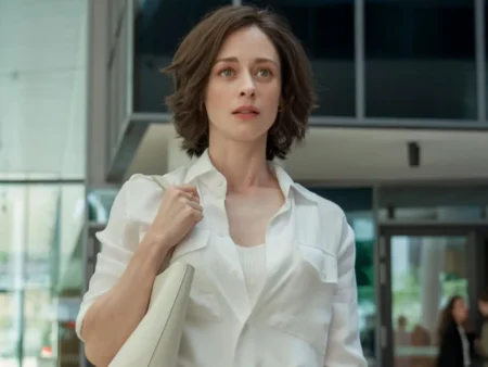 Amanda Torres (Elena Rivera), advogada protagonista, em cena de tensão durante julgamento em Perdendo o Juízo