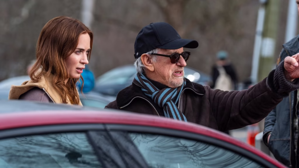 Peter Jackson vai dirigir as Aventuras de Tintim 2 e cumpre um pacto de 15 anos com Spielberg Emily Blunt e Steven Spielberg em cena de Disclosure Day