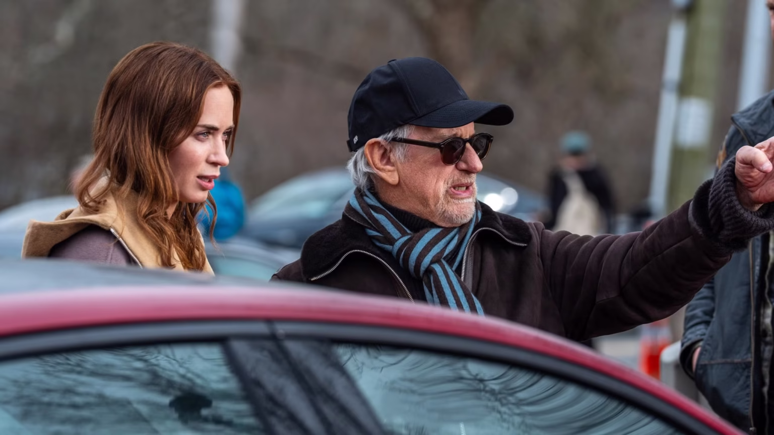Emily Blunt e Steven Spielberg em cena de Disclosure Day