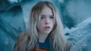 Milly Alcock como Supergirl enfrentando Krem of the Yellow Hills em cena de ação