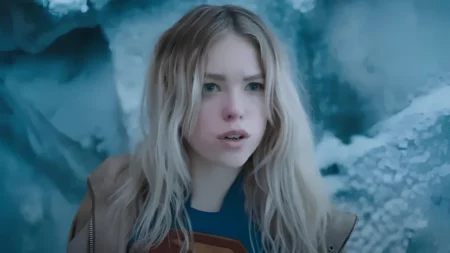 Por que fãs estão furiosos com a Warner Bros. por divulgar cenas de Supergirl antes da estreia Milly Alcock como Supergirl enfrentando Krem of the Yellow Hills em cena de ação