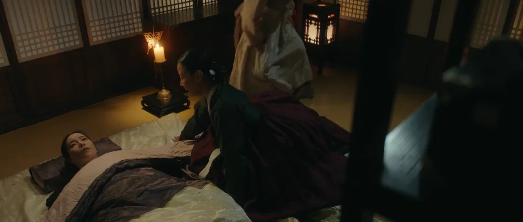 Xamã realiza ritual de sangue com Kang Dan Shim paralisada na era Joseon em My Royal Nemesis