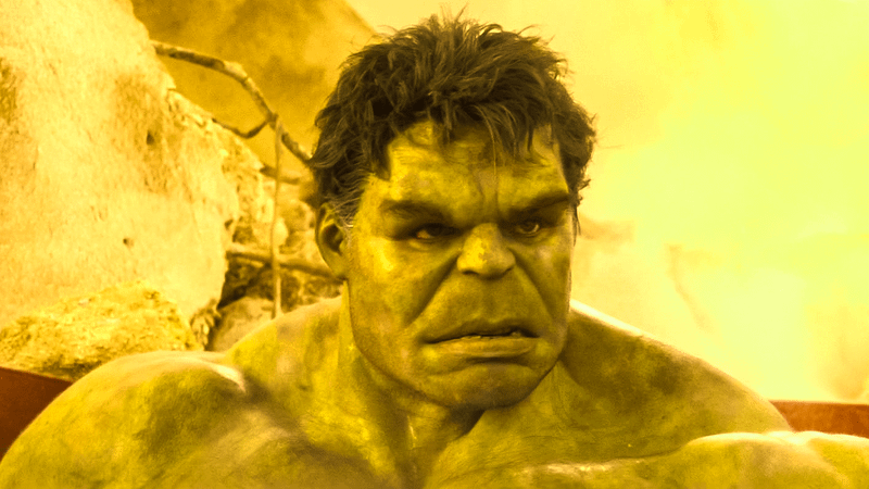 Hulk selvagem em confronto, mostrando a transformação do personagem no universo Marvel