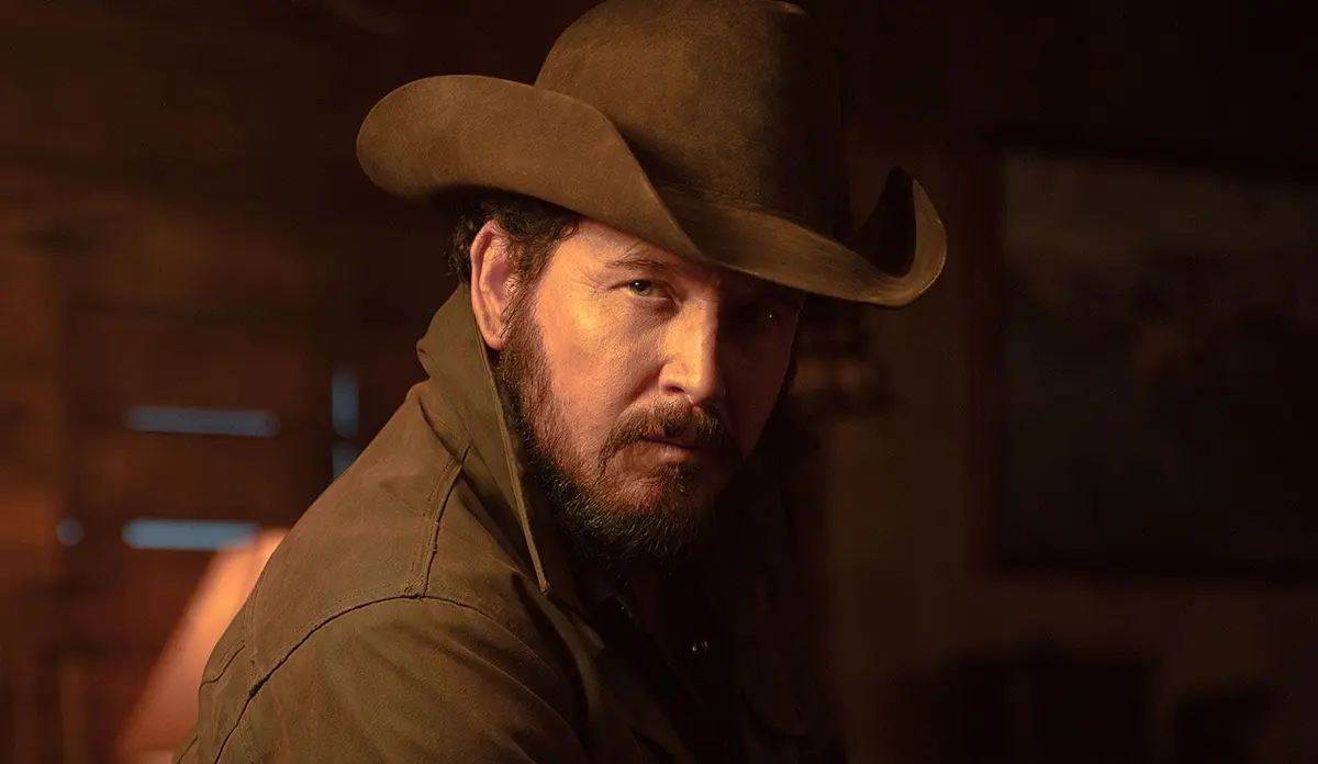 Cole Hauser como Rip Wheeler em Rancho Dutton trabalhando no 10 Petal