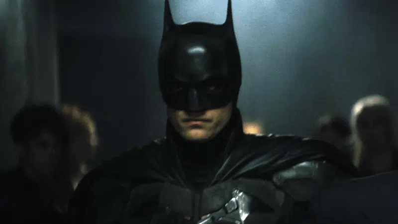 Robert Pattinson como Batman em cena de ação do filme Batman: Parte II