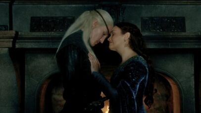 Aemond Targaryen beija Alicent Targaryen em cena de A Casa do Dragão S3