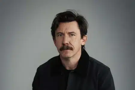 Luke Barnett: como um curta viral sobre luto o levou a Dark Winds e muito mais Luke Barnett, ator que ficou famoso com curta sobre luto e atuou em Dark Winds
