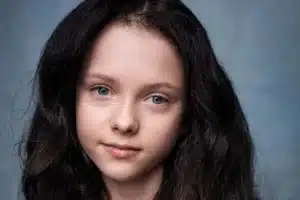 Quem é Iona Bell? Nova estrela de Jogos Vorazes assina com grande agência de Hollywood Iona Bell assina com Paradigm e estreia em Jogos Vorazes: Amanhecer da Colheita