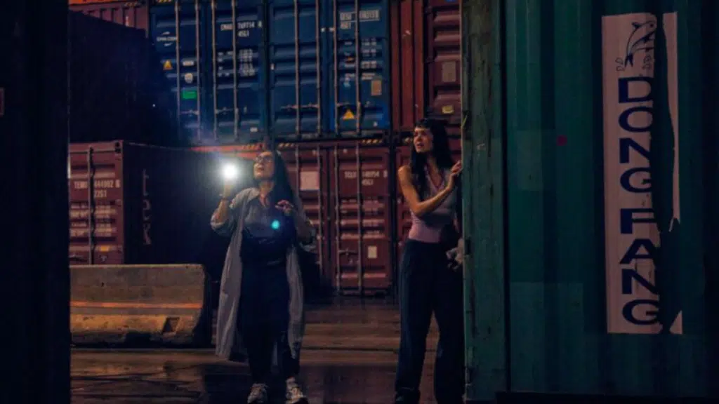 Cena do thriller espanhol A Desconhecida da Netflix mostrando momento tenso da trama